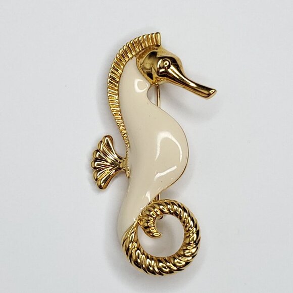 Vintage Trifari Seahorse Brooch Pin Cream Enameled Gold Tone Nautical Beach - Picture 1 of 4